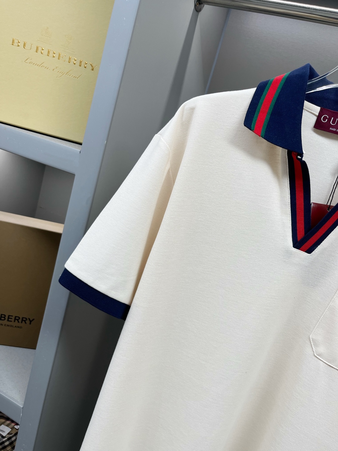 Elegante Polo Gucci con Bordado en Bolsillo y Ribete a Contraste para Hombre 8 cmp i1746485511107 8463 0 6