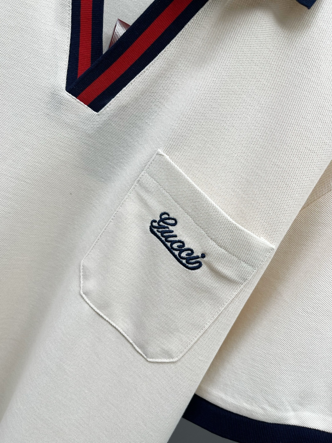 Elegante Polo Gucci con Bordado en Bolsillo y Ribete a Contraste para Hombre 6 cmp i1746485513576 7843 0 4