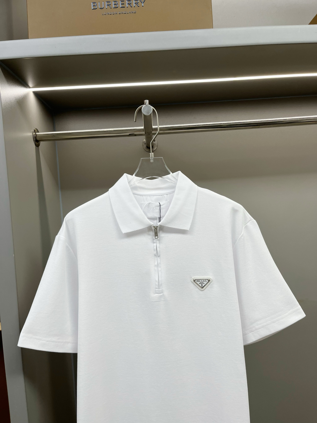 Prada Polo de Manga Corta con Cierre y Logo Triangular para Hombre y Mujer 3 cmp i1746486953330 3151 0 1
