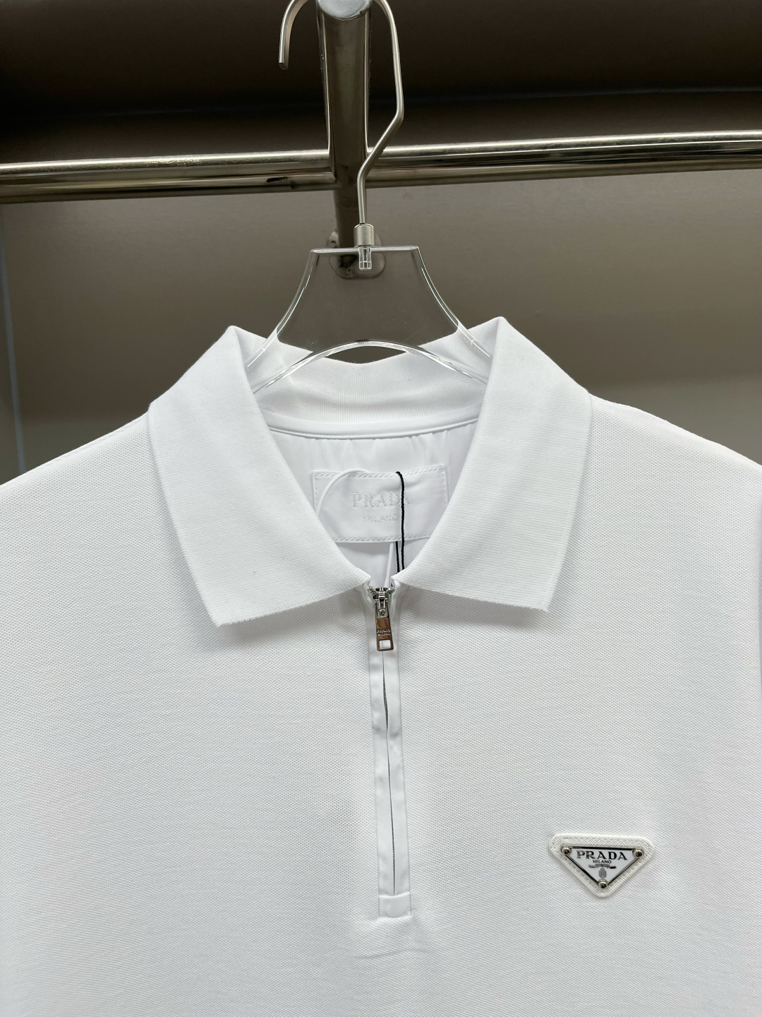 Prada Polo de Manga Corta con Cierre y Logo Triangular para Hombre y Mujer 4 cmp i1746486961938 920 0 2