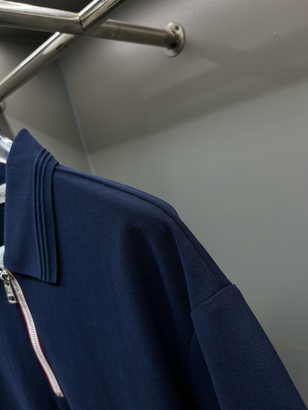 Polo Moncler con Cremallera y Logo Distintivo en Manga, Diseño Moderno y Elegante 5 cmp i1746488290730 6975 0 3