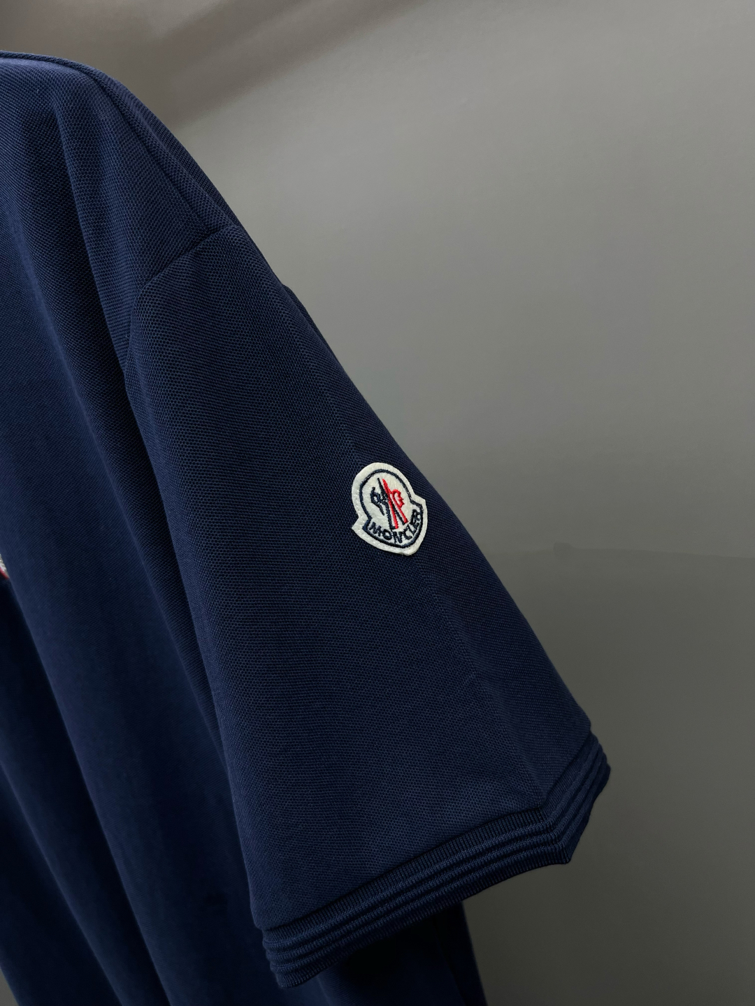 Polo Moncler con Cremallera y Logo Distintivo en Manga, Diseño Moderno y Elegante 7 cmp i1746488290749 5841 0 5