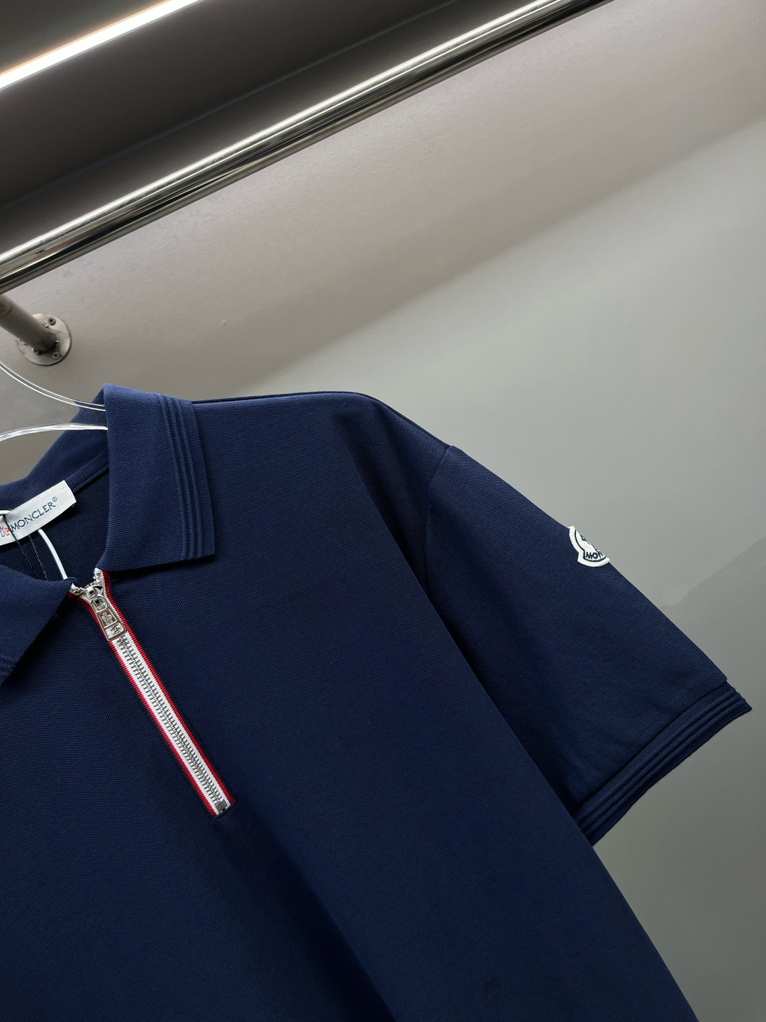 Polo Moncler con Cremallera y Logo Distintivo en Manga, Diseño Moderno y Elegante 8 cmp i1746488290759 4624 0 6