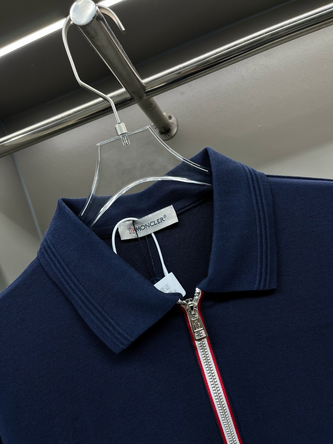 Polo Moncler con Cremallera y Logo Distintivo en Manga, Diseño Moderno y Elegante 4 cmp i1746488291909 7635 0 2