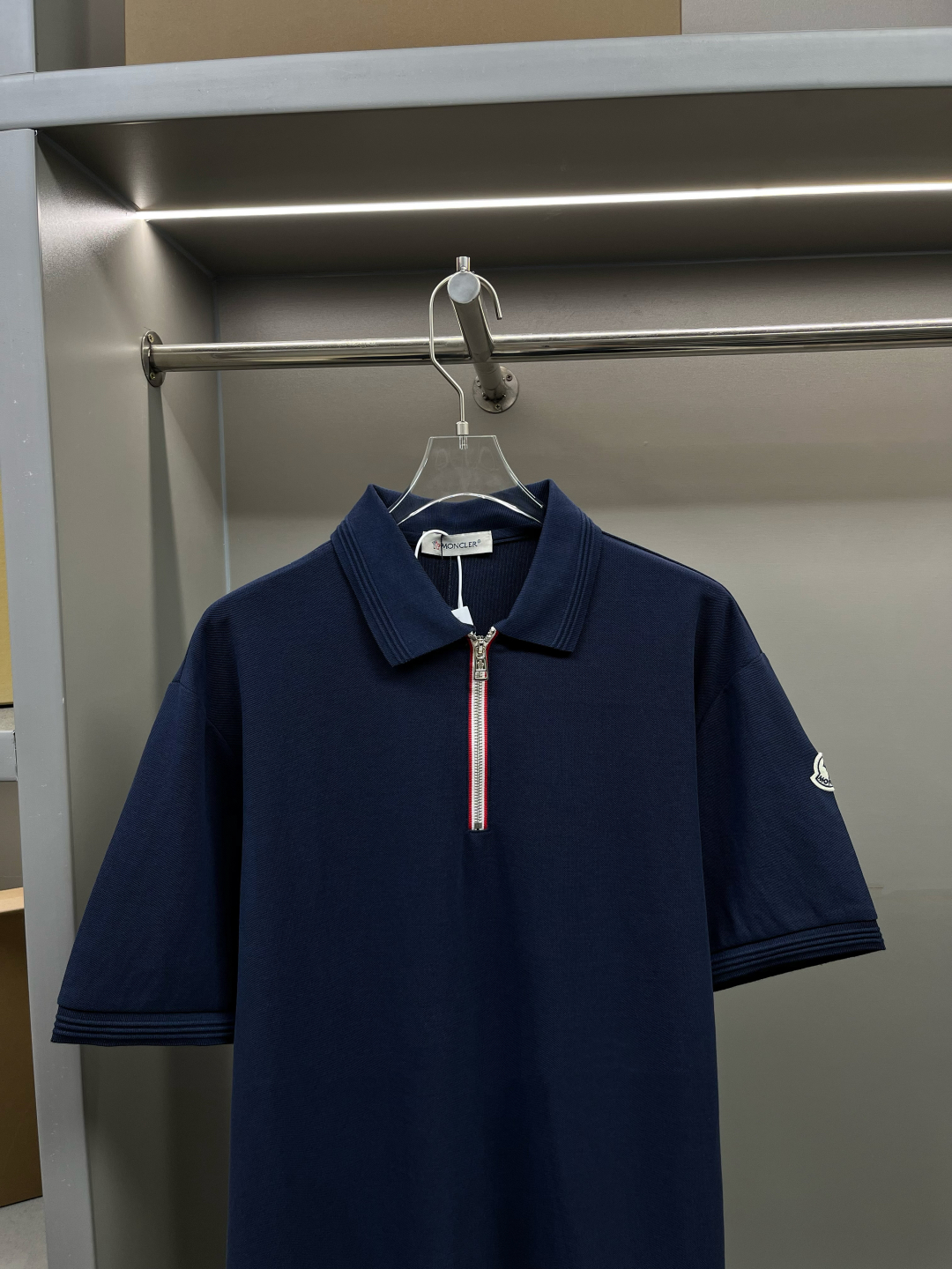 Polo Moncler con Cremallera y Logo Distintivo en Manga, Diseño Moderno y Elegante 3 cmp i1746488299466 6075 0 1