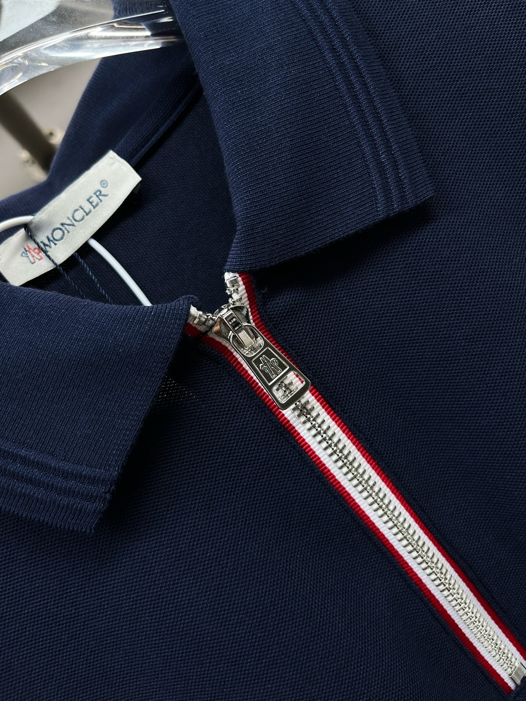 Polo Moncler con Cremallera y Logo Distintivo en Manga, Diseño Moderno y Elegante 6 cmp i1746488300025 3480 0 4