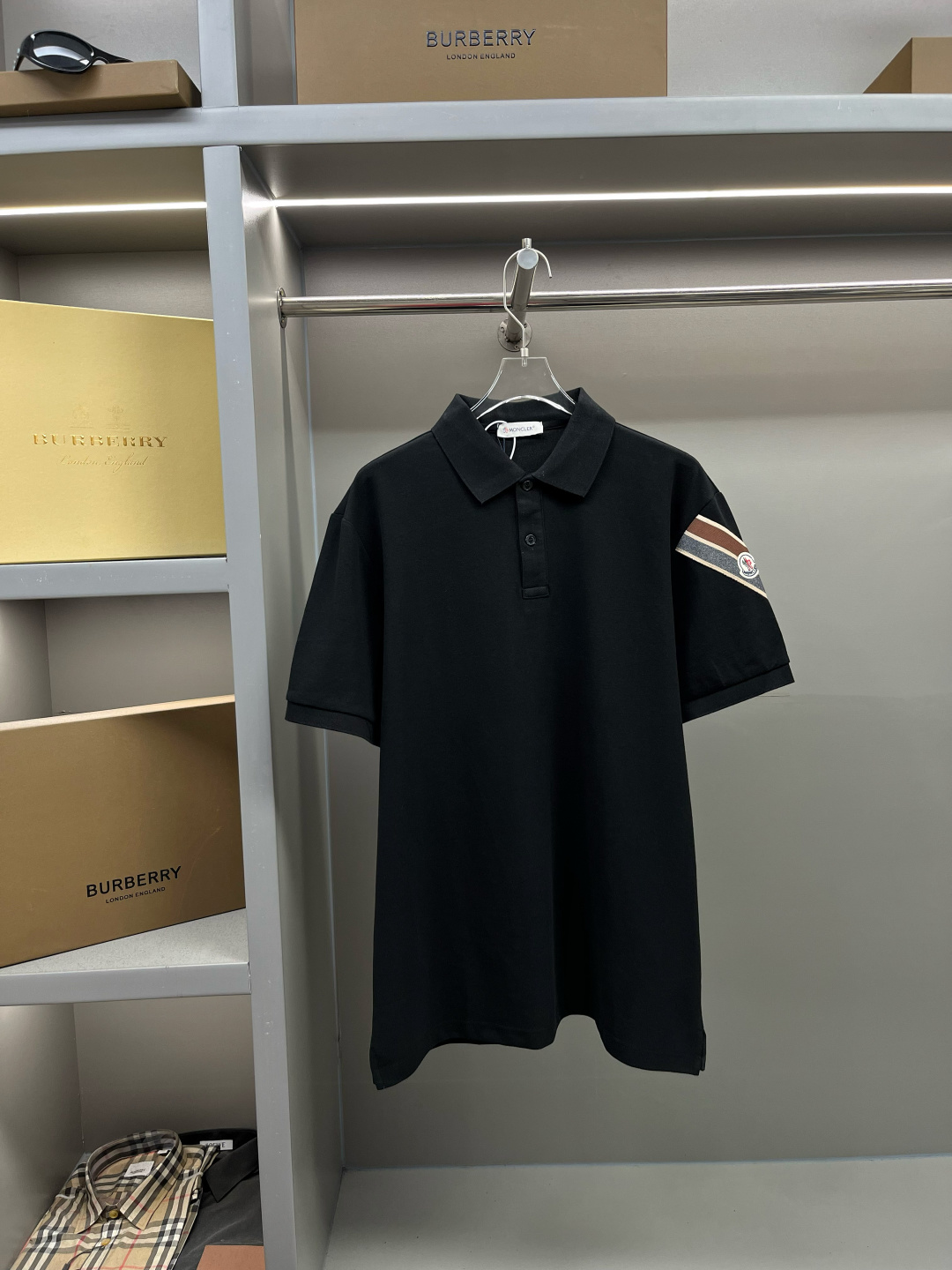 MONCLER 蒙口 手袖织带标识贴片新款Polo衫 原版面料 官方同款 采用210克纯棉珠地面料，定制 同缸染面料 手感非常舒服爽滑 版型挺阔有型 一线品牌代工厂出品 进口百灵达刺绣机器 刺绣饱满有质感 衣领袖口罗纹采用进口纱线织造 久…