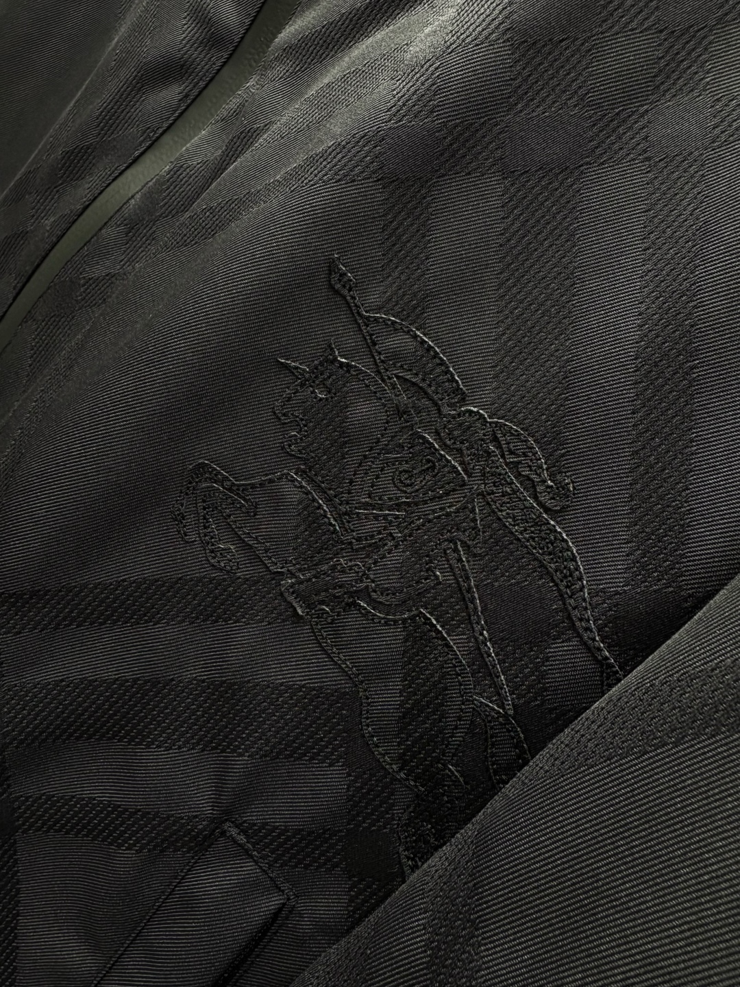 Burberry Chaqueta Deportiva Negra con Diseño Jacquard y Bordado de Caballo 6 cmp i1755529108168 700 0 5