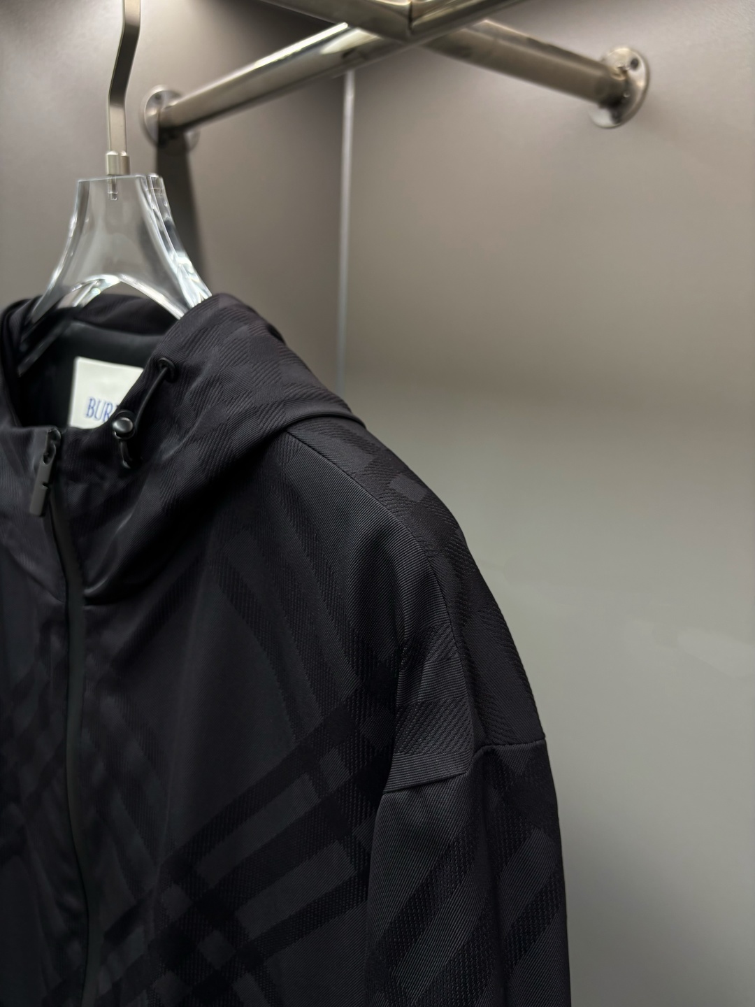 Burberry Chaqueta Deportiva Negra con Diseño Jacquard y Bordado de Caballo 5 cmp i1755529108190 7802 0 4