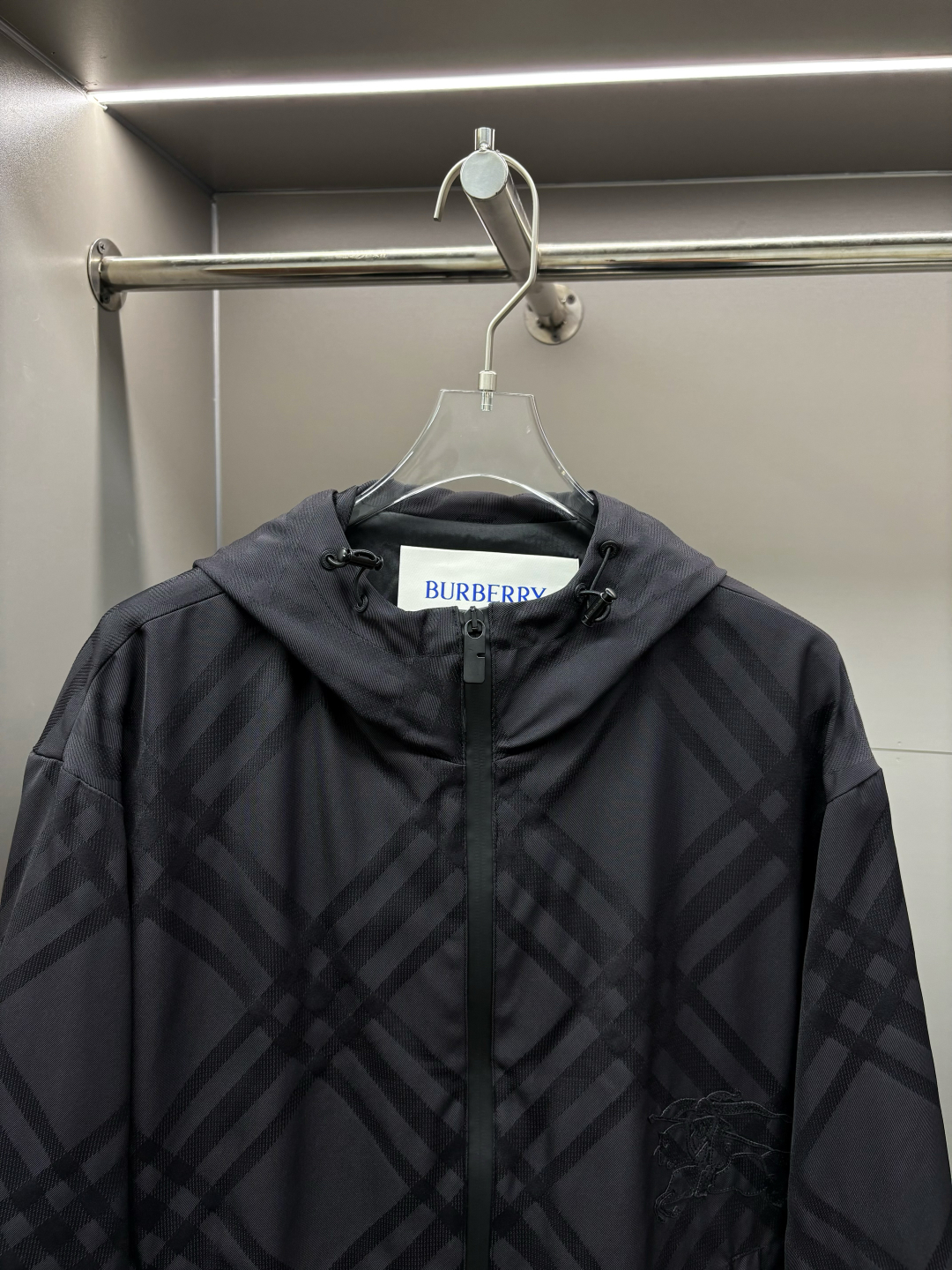 Burberry Chaqueta Deportiva Negra con Diseño Jacquard y Bordado de Caballo 3 cmp i1755529108555 757 0 2