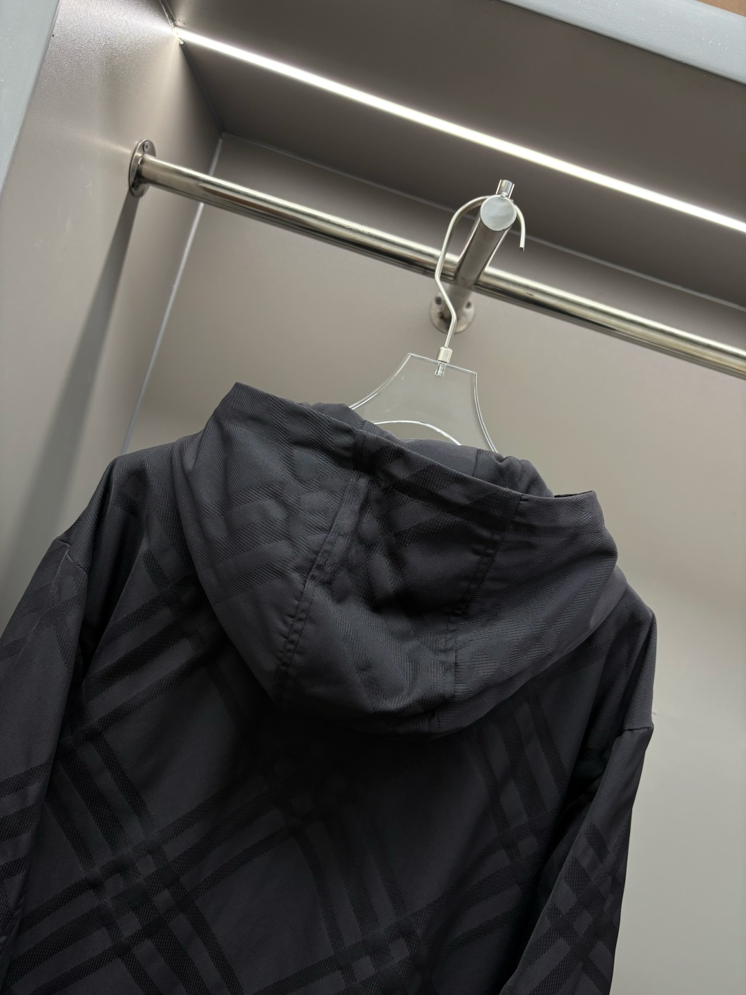 Burberry Chaqueta Deportiva Negra con Diseño Jacquard y Bordado de Caballo 9 cmp i1755529111044 2351 0 8