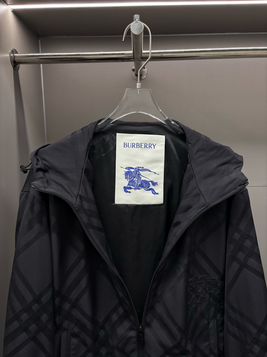 Burberry Chaqueta Deportiva Negra con Diseño Jacquard y Bordado de Caballo 7 cmp i1755529111052 9092 0 6