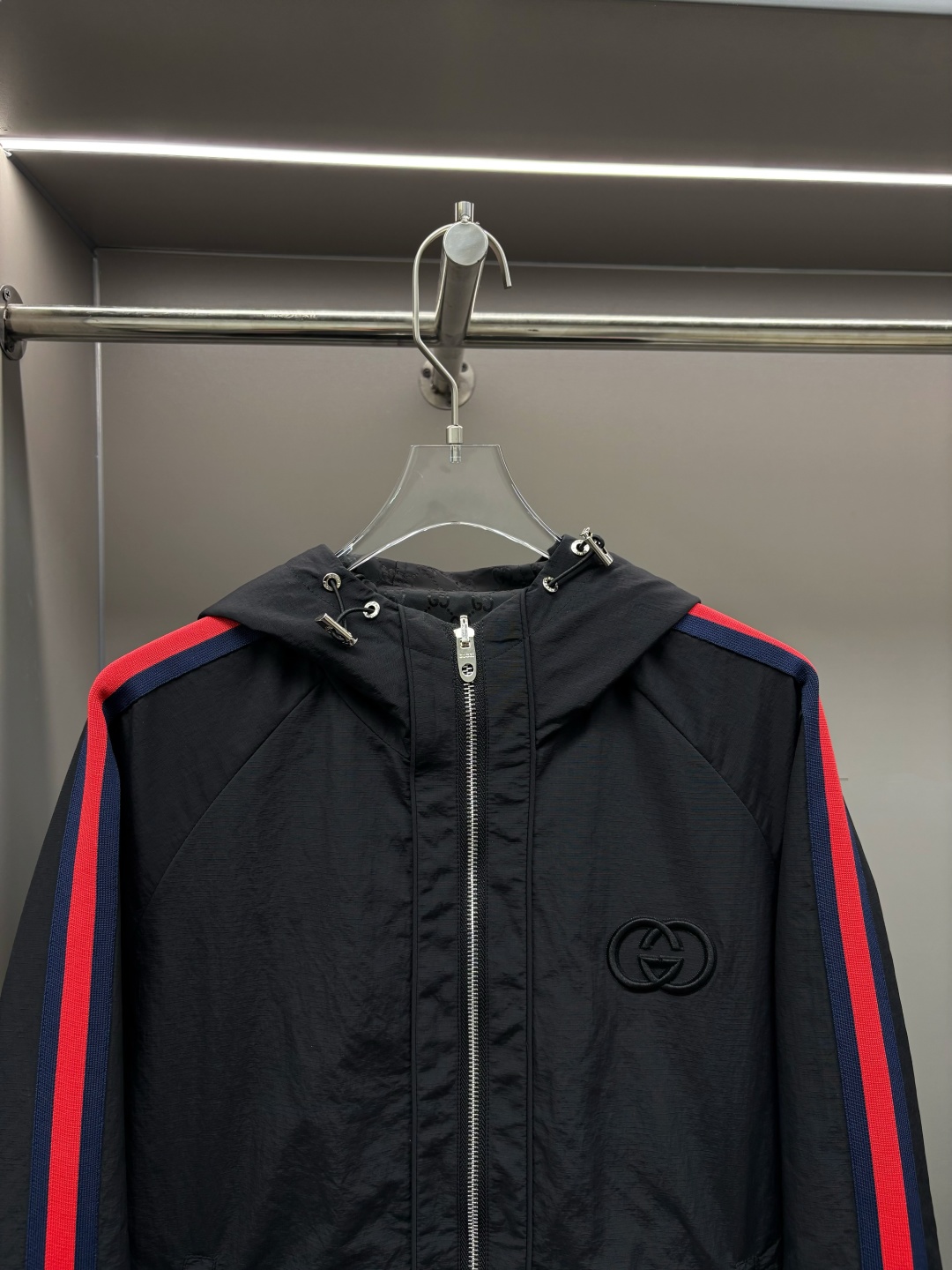 Gucci Chaqueta Deportiva con Doble G Bordada y Cinta, Estilo Clásico Ligero 6 cmp i1755538943503 1350 0 1