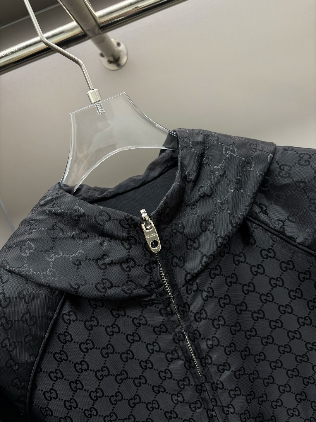 Gucci Chaqueta Deportiva con Doble G Bordada y Cinta, Estilo Clásico Ligero 8 cmp i1755538943661 8765 0 6