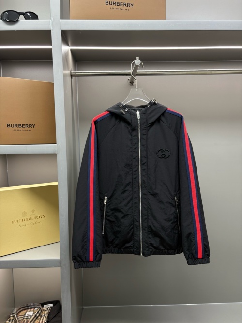 Gucci Chaqueta Deportiva con Doble G Bordada y Cinta, Estilo Clásico Ligero 25 Gucci Chaqueta Deportiva con Doble G Bordada y Cinta, Estilo Clásico Ligero