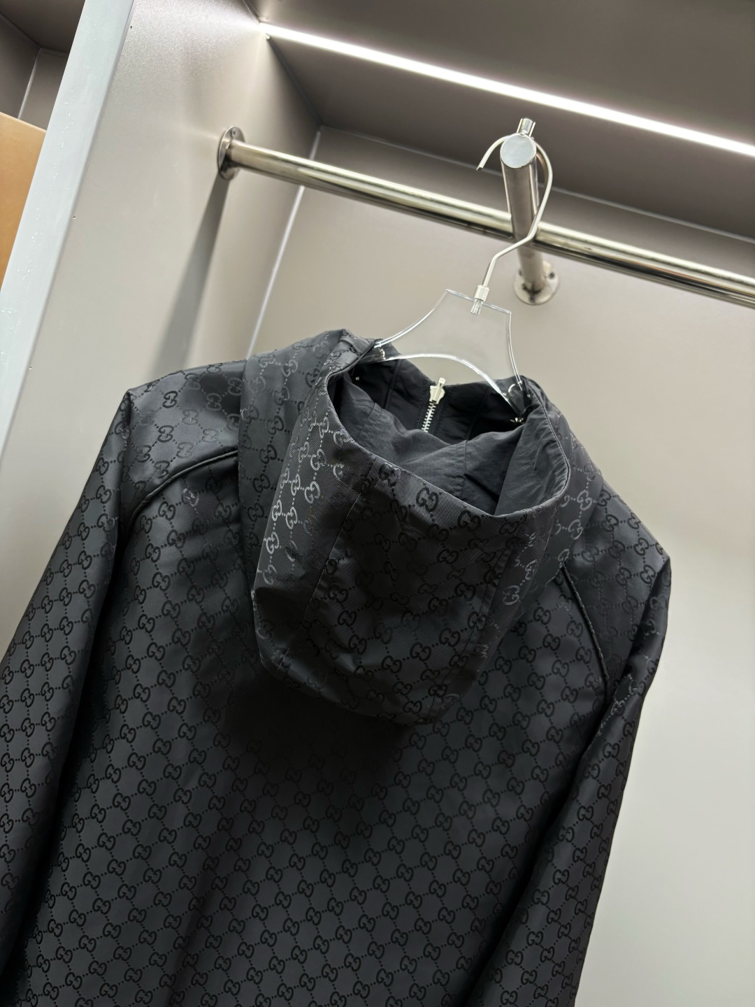 Gucci Chaqueta Deportiva con Doble G Bordada y Cinta, Estilo Clásico Ligero 9 cmp i1755538951874 3030 0 8