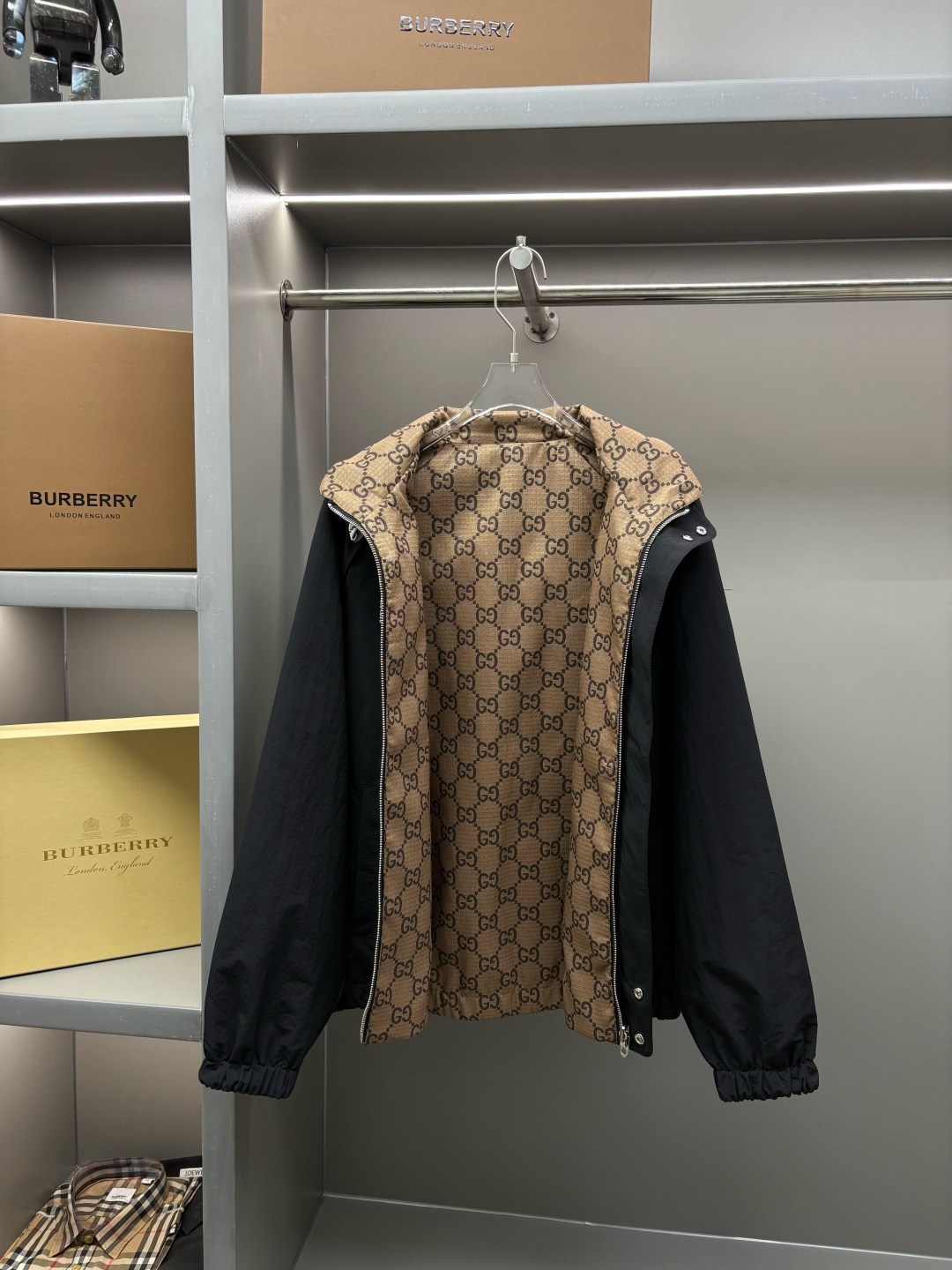 Chaqueta Gucci Reversible con Logo GG, Estilo Clásico y Ligera 9 cmp i1755539638749 3642 0 2