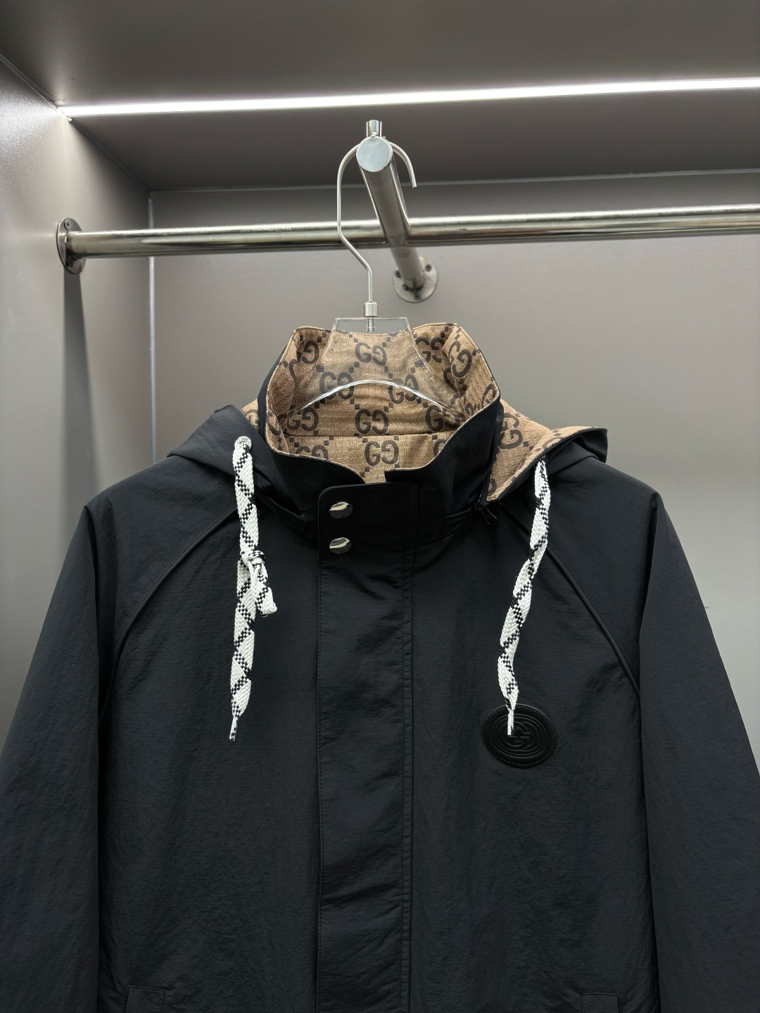 Chaqueta Gucci Reversible con Logo GG, Estilo Clásico y Ligera 8 cmp i1755539642623 1258 0 1