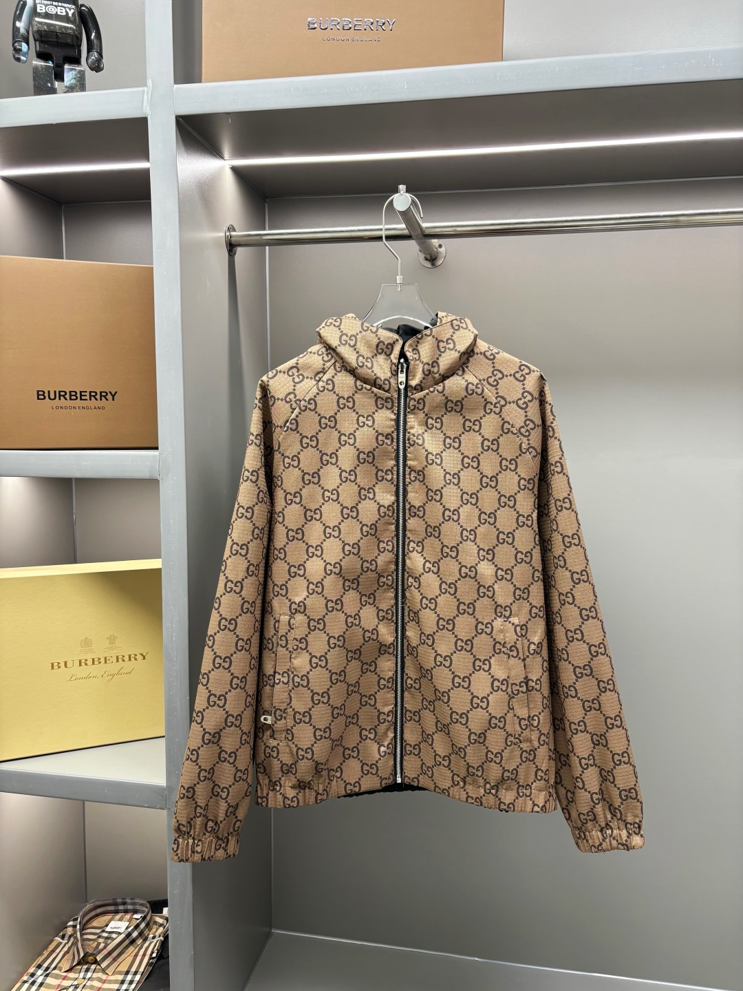 Chaqueta Gucci Reversible con Logo GG, Estilo Clásico y Ligera 4 cmp i1755539642642 1169 0 5