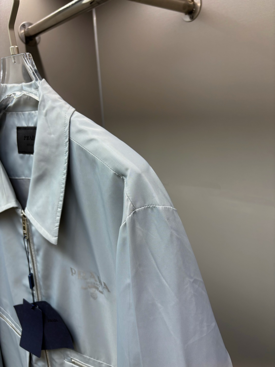 Prada Chaqueta de Nylon Re-Nylon con Bolsillos y Cuello con Solapa 7 cmp i1755543135752 6224 0 5