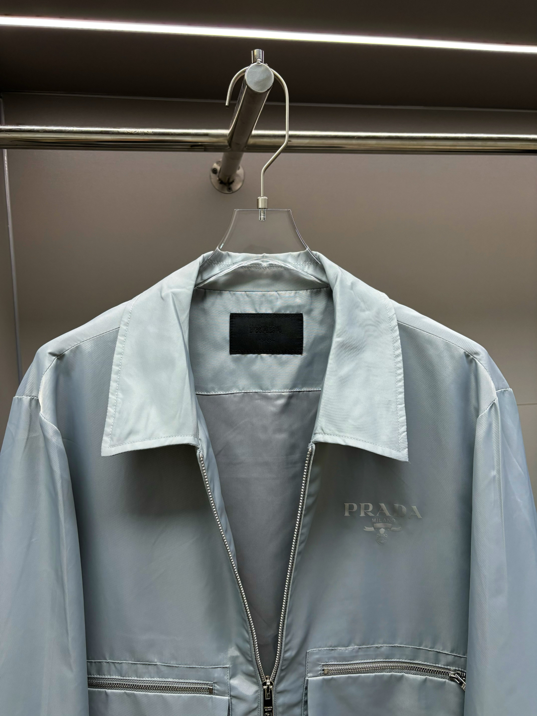 Prada Chaqueta de Nylon Re-Nylon con Bolsillos y Cuello con Solapa 4 cmp i1755543189482 9611 0 2
