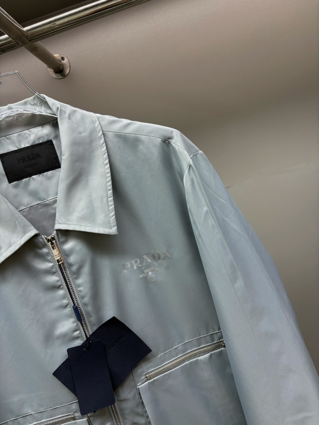 Prada Chaqueta de Nylon Re-Nylon con Bolsillos y Cuello con Solapa 5 cmp i1755543273186 3643 0 3