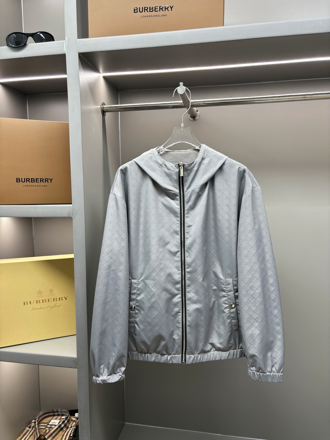 DIOR Chaqueta Reversible con Bordado de Letras – Elegancia y Versatilidad