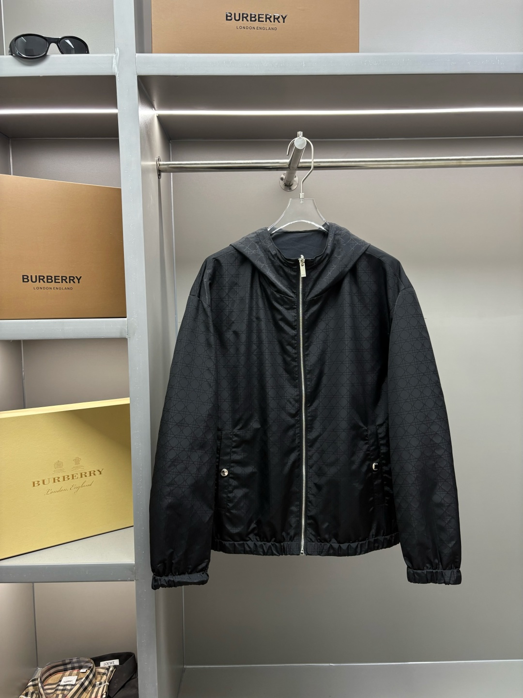 NO:527335,DIOR letter embroidered double-sided jacket jacket. The three-dimensional slim tailoring design is simple and versatile, capable and stylish, and can be easily dealt with both business and leisure, creating a mature and stable trend. The short slim fit style has outstanding upper body effect, and the overall style configuration is just right, so that it can be slim and moderate without looking too tight. It is very natural, that is, it will not be too dry and presumptuous, and it can be easily controlled by both men and women!  Size M-XXXL,,dior,dior,jackets & coats,jackets & coats,alexander wang19860909DIOR 迪奥 字母刺绣双面穿夹克外套 立体修身的裁剪设计,上身简约百搭,干练有型,商务休闲皆可轻松应对,打造出成熟稳重的新潮.短款修身版型,上身效果非常出众,整体的版型配置更是恰到好处,即可修身有度又不会显得过于的紧身,十分自然即不会过干的放肆,男女都可以轻松驾驭的一款外套！ 尺码M-XXXL,,dior,dior,jackets & coats,jackets & coats,alexander wang,Men's clothing