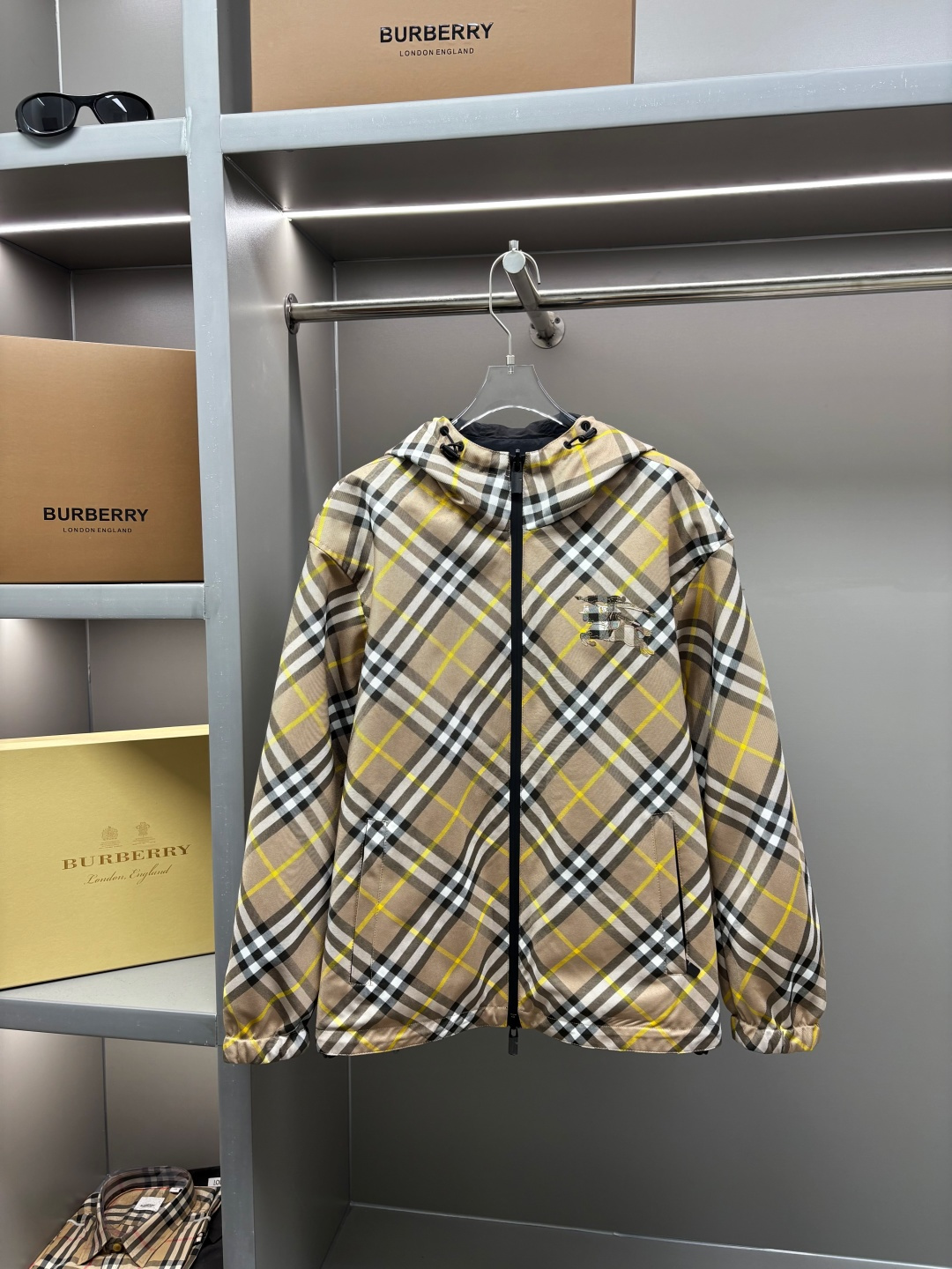 NO:527314,BURBERRY plaid horse double-sided jacket [BUR ace tip, store treasure] [spot instant delivery] Double-sided plaid loose-fitting sports jacket is coming, which is very different from the previous new women's waist-to-waist style!  Other fabrics have consistent details!  The counter is priced at 10,000 yuan, and the official website is facing the point where it is sold out, you can imagine how popular this sporty and casual plaid jacket is!  This style has been asked by many agents before, and it is a high-end outdoor sports and leisure series, which is very popular!  This is a BUR ace channel that can be worn by both men and women. It can be said that it is not a level at all. No matter the material, the restoration of details and the production of craftsmanship, it is not afraid of any challenges. It is just to offer you a wonderful product. A light twill coat with a drawstring hood, giving you a casual style. Two-sided two-wear style, one side decorated with Burberry plaid and the other side is a solid color design embellished with Equestrian Knight logo (EKD) decals. From the Burberry Classic Series, it interprets the essential styles of the wardrobe in a distinctive brand style. – Two-way zipper opening and closing – Drawstring hood and hem – Zipper side pocket; Snap-bar pocket on the reverse side – Elastic cuffs – Equipped cuffs – EKD decals on both sides –  The casual style is more conventional style cut. Autumn and winter sports can not only block the headwinds for you, but also prevent ultraviolet rays from tanning your skin, and it can be more perfect, breathable and quick-drying!  It can also protect against rain and wind in winter so that you are not afraid of traveling!  Each place is very unique, waterproof, sun protection, windproof, lightweight, extreme quality and gorgeous details!  !  Vintage retro plaid fabric made of recycled 67 polyester fiber yarn 33 cotton; the reverse is made of solid color ECONYL, which is a sustainable nylon fabric made of recycled fishing nets, fabric waste and industrial plastic. It has certain waterproof performance. One piece can be worn on both sides equals two pieces. The loose style is more suitable for going out for autumn and winter sports. It is also a perfect outfit effect in terms of matching, perfectly meeting the needs of various outfits. It is extremely extraordinary, and the grade and charm are extremely outstanding and eye-catching, which can better demonstrate the brand specifications and your pursuit of fashion!  !  There is no need to say anything good, missing out is a masterpiece. I look forward to the perfect interpretation of all fans!  !  The code counts are M, L, XL, XXL, XXXL, burberry, burberry, jackets & coats, jackets & coats, hats, alexander wang19860909BURBERRY 巴宝莉 格纹战马双面穿夹克外套【BUR王牌尖货,镇店之宝】【现货秒发】双面穿格纹宽松版型运动夹克重磅来袭,和之前上新那款女款及腰版型有很大区别！其他面料细节一致！柜台售价一万,官网面临着售罄的地步可想而知这款运动休闲一体的格纹冲锋衣有多火爆！这款之前有很多代理都有问过的款式,高端户外运动休闲系列,非常火热运动风潮！这款男女都可穿 BUR王牌渠道 秒杀市面上一切版本 只能说根本就不是一个级别的存在 不管是材质还是细节还原度以及工艺制作方面不惧任何挑战,只为给大家奉献绝妙产物 轻盈斜纹外套,搭配抽绳连帽,呈现休闲版型.双面两穿款式,一面装饰 Burberry 格纹,另一面为点缀马术骑士徽标（EKD）贴花的纯色设计.来自 Burberry 经典之作系列,以鲜明品牌风格诠释衣橱必备款式.– 双向拉链开合– 抽绳式连帽与衣摆– 拉链侧袋；反面按扣口袋– 弹性袖口– 两侧饰有马术骑士徽标（EKD）贴花 – 休闲版型较常规版型剪裁,秋冬运动不仅能为你阻挡逆风,还能不让紫外线晒黑皮肤、更能完美透气速干！冬天也能防雨防风让你无惧出行！每一处都是非常独特的,防水,防晒,防风,轻便,品质极端,细节华丽！！ 配置了再生67聚酯纤维纱线33棉质制成的 Vintage 复古格纹面料打造；反面采用纯色 ECONYL 打造,ECONYL 是由再生的渔网、织物废料和工业塑料制成的可持续尼龙面料.具有一定的防水性能,可双面穿一件等于两件,且宽松的版型比较适合秋冬外出运动,搭配方面也是完美穿搭效果,完美的符合各种穿搭场合的所需.极为非凡,档次与魅力更是极为的出色亮眼,更能够彰显品牌规格与你对于时尚的追求！！ 好物无需多言,错过便是绝唱,期待各位粉丝的完美演绎！！ 码数分别是M、L、XL、XXL、XXXL,,burberry,burberry,jackets & coats,jackets & coats,hats,alexander wang,Men's clothing