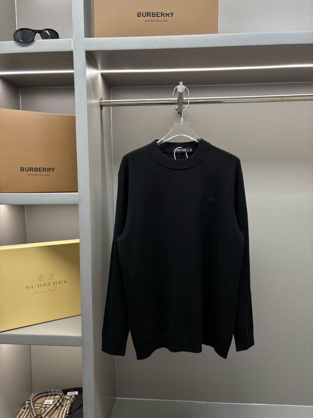 NO:528252,Kolon Sport New sweater Original fabric Official same style woven with custom natural medium-thick imported wool yarn, which feels very comfortable and smooth, and has a wide and stylish style. It is produced by first-tier brand OEM factories. It is woven by imported machines. It is very soft and skin-friendly to wear. It will not deform after wearing it for a long time. The latest styles in autumn and winter. Fashionable and personalized. Super versatile and beautiful. It is very suitable for both men and women. Must have for everyone. Color: black, dark green, purple, brown. Size L-4XL,,sweaters,alexander wang.19860909Kolon Sport 可隆 新款毛衣 原版面料 官方同款 采用定制天然中厚进口羊毛纱料织造,手感非常舒服爽滑 版型挺阔有型 一线品牌代工厂出品 进口机器织造而成 穿起来非常柔软亲肤 久穿不变形 秋冬最新款式 时尚又个性 超级百搭好看的一款 男女都非常合适 人手必备款 颜色: 黑色 墨绿 紫色 咖色 尺码L-4XL,,sweaters,alexander wang,Men's clothing