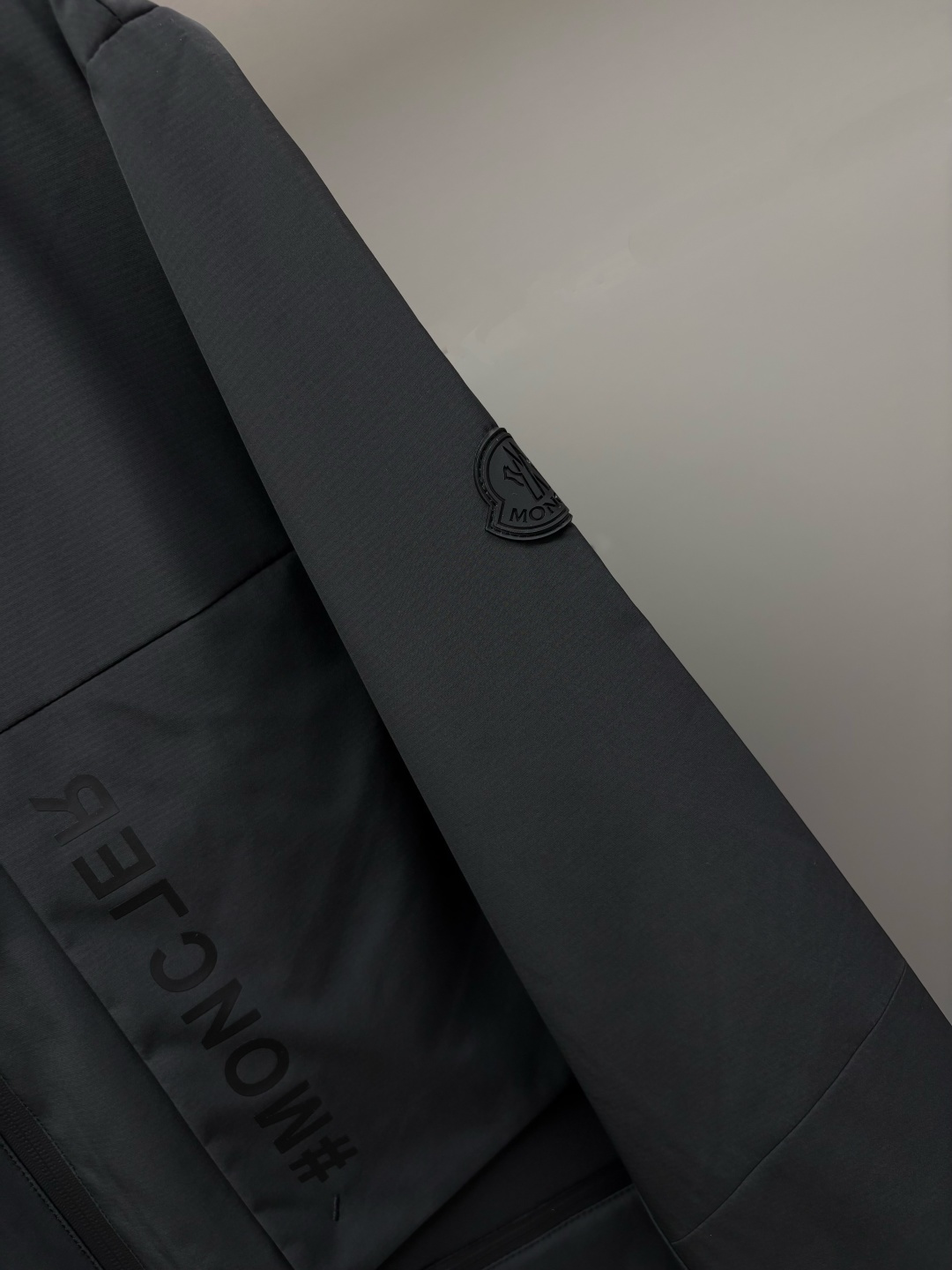 Chaqueta Ligera con Capucha Moncler para Hombre, Tejido de Poliéster Premium 5 cmp i1758547233717 9893 0 4