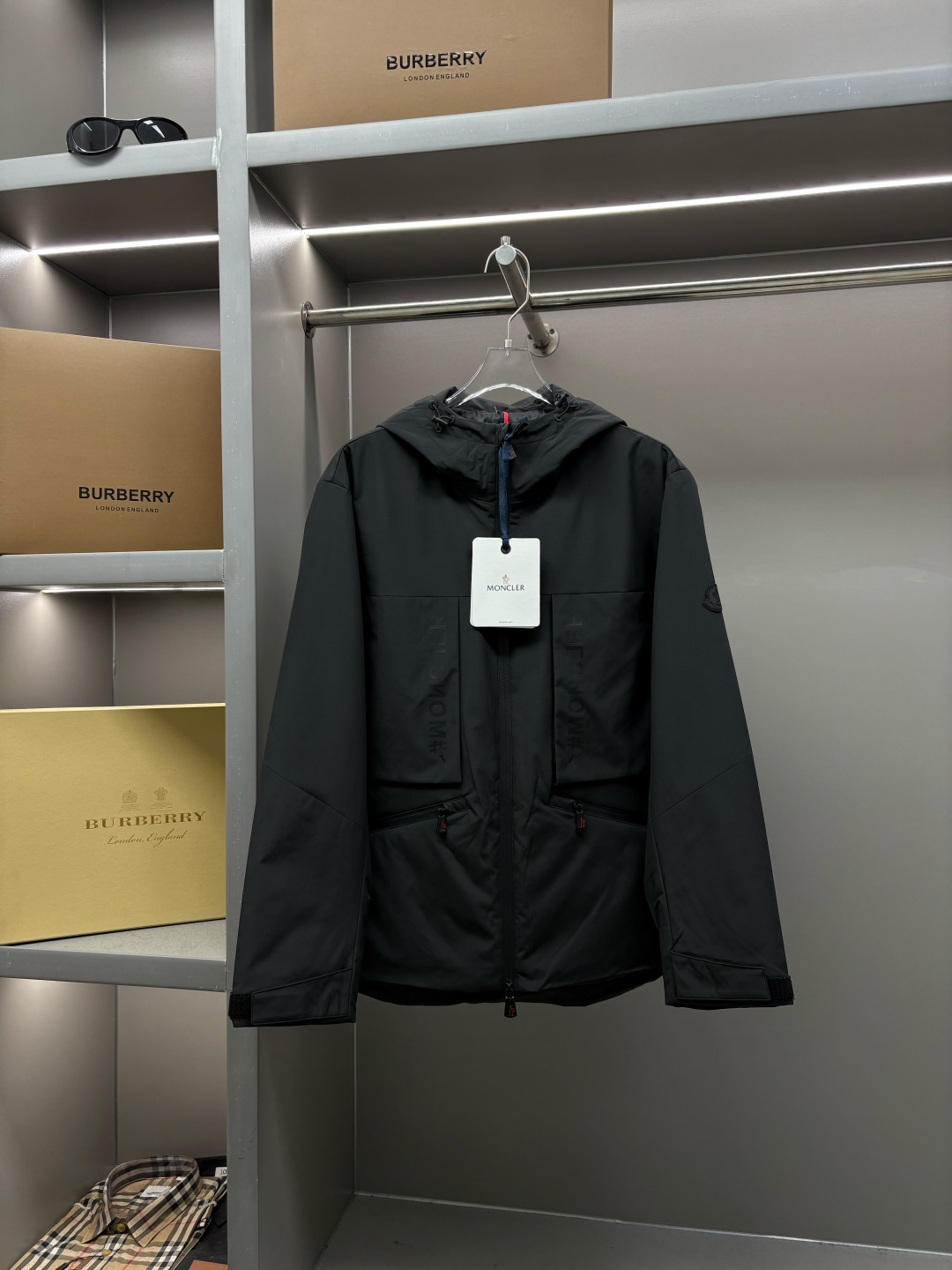 Chaqueta Ligera con Capucha Moncler para Hombre, Tejido de Poliéster Premium