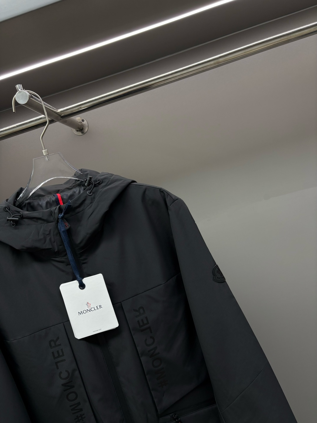 Chaqueta Ligera con Capucha Moncler para Hombre, Tejido de Poliéster Premium 3 cmp i1758547233729 9576 0 2