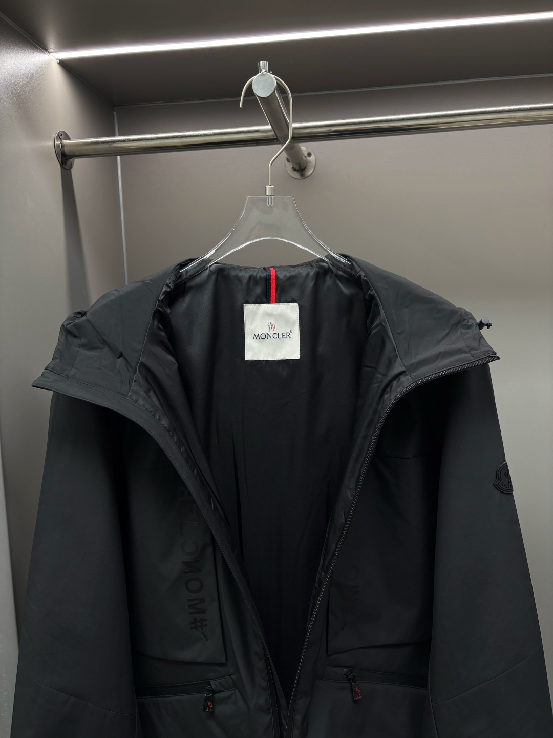 Chaqueta Ligera con Capucha Moncler para Hombre, Tejido de Poliéster Premium 7 cmp i1758547236122 5266 0 6