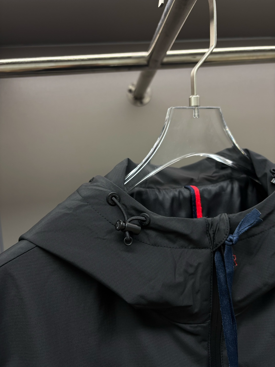 Chaqueta Ligera con Capucha Moncler para Hombre, Tejido de Poliéster Premium 4 cmp i1758547236125 4428 0 3