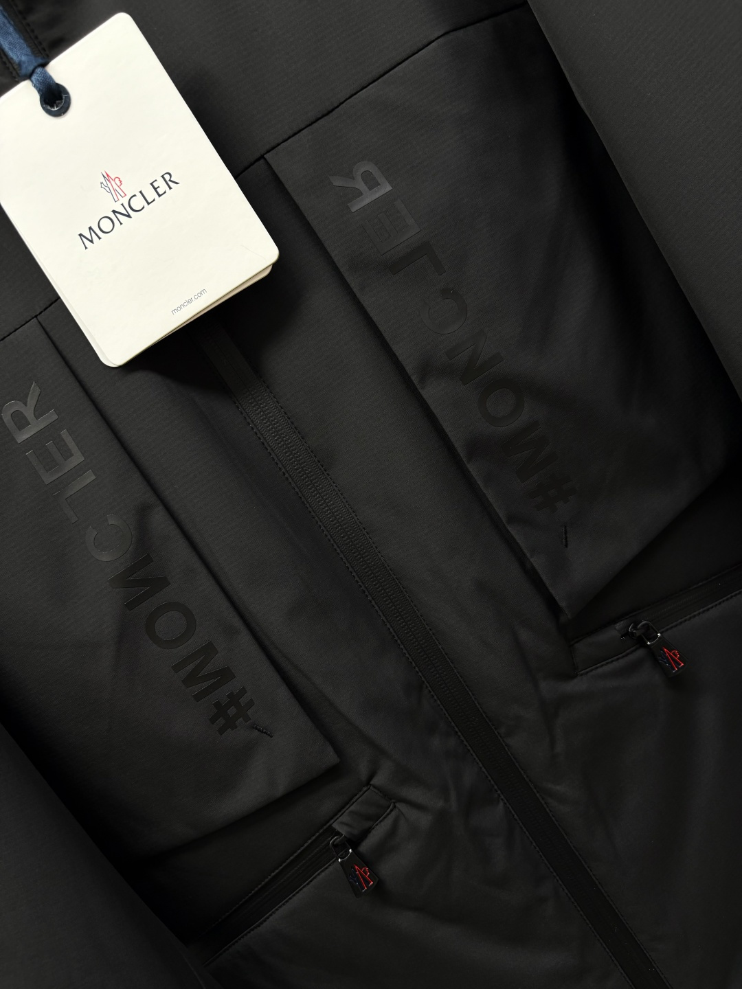 Chaqueta Ligera con Capucha Moncler para Hombre, Tejido de Poliéster Premium 6 cmp i1758547236139 8582 0 5