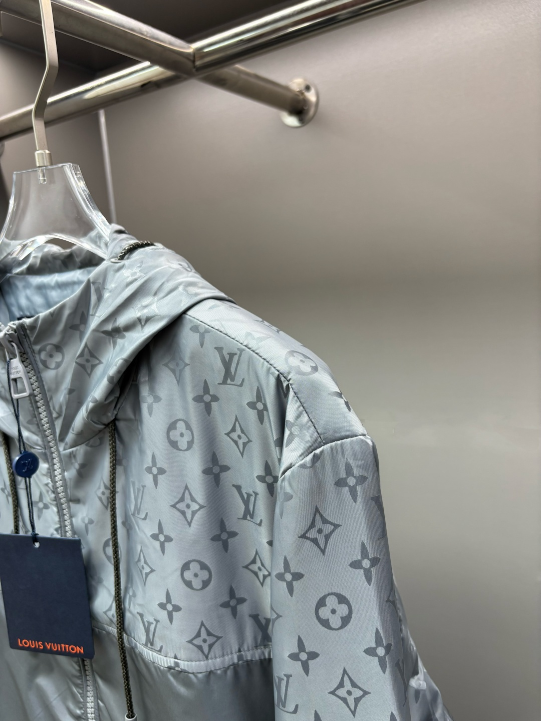 Chaqueta Ligera Louis Vuitton con Estampado Integral y Capucha en Gris 6 cmp i1758547946645 6171 0 4