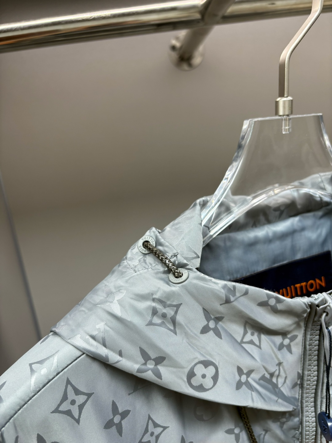 Chaqueta Ligera Louis Vuitton con Estampado Integral y Capucha en Gris 7 cmp i1758547946681 5989 0 5