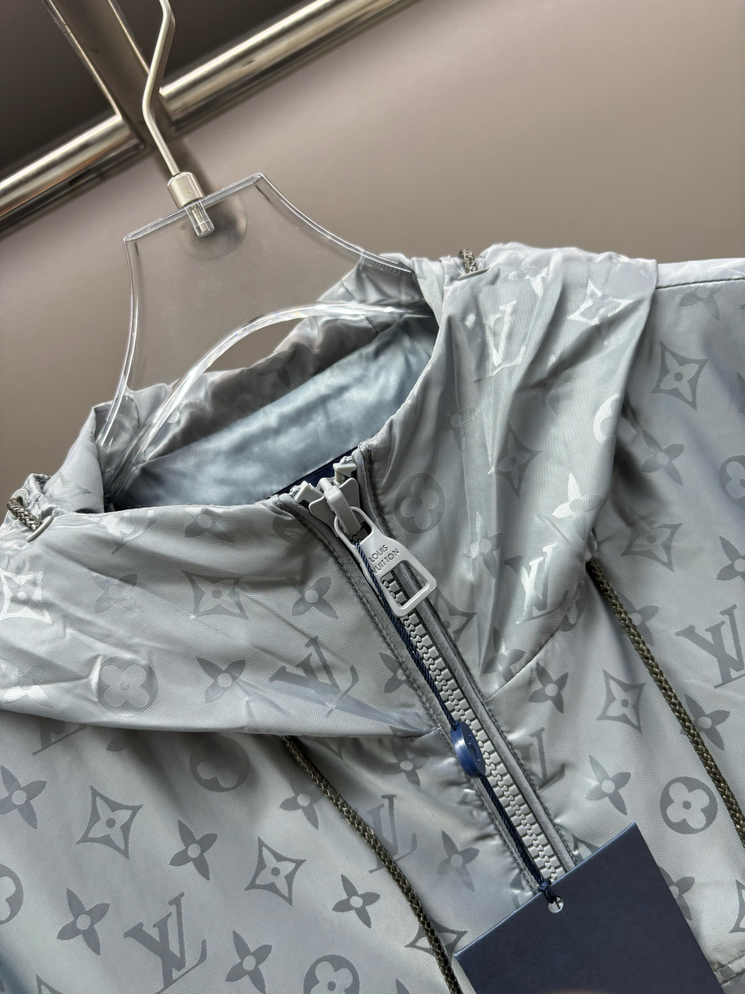 Chaqueta Ligera Louis Vuitton con Estampado Integral y Capucha en Gris 5 cmp i1758547947459 4054 0 3