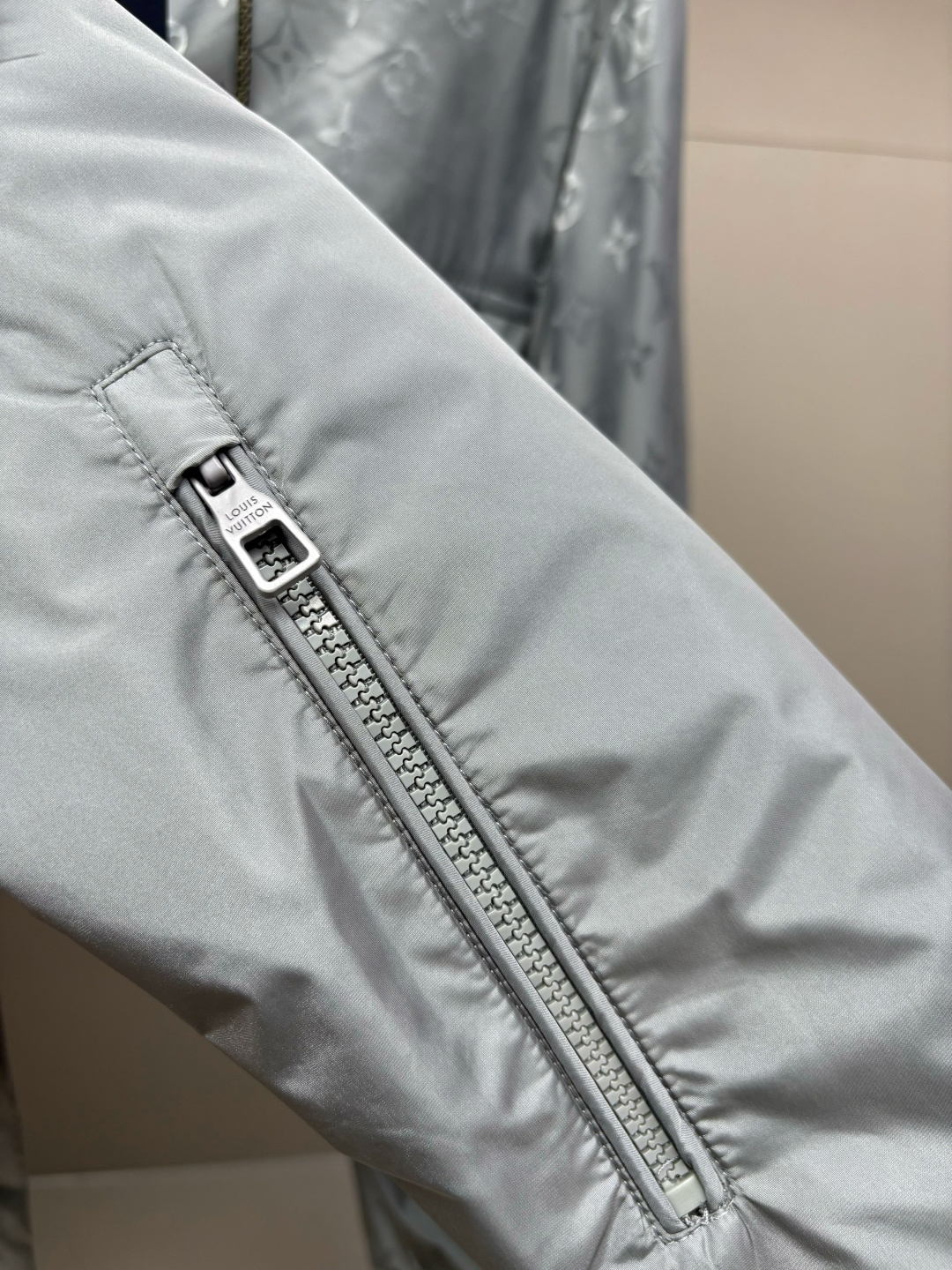 Chaqueta Ligera Louis Vuitton con Estampado Integral y Capucha en Gris 8 cmp i1758547947773 1472 0 6