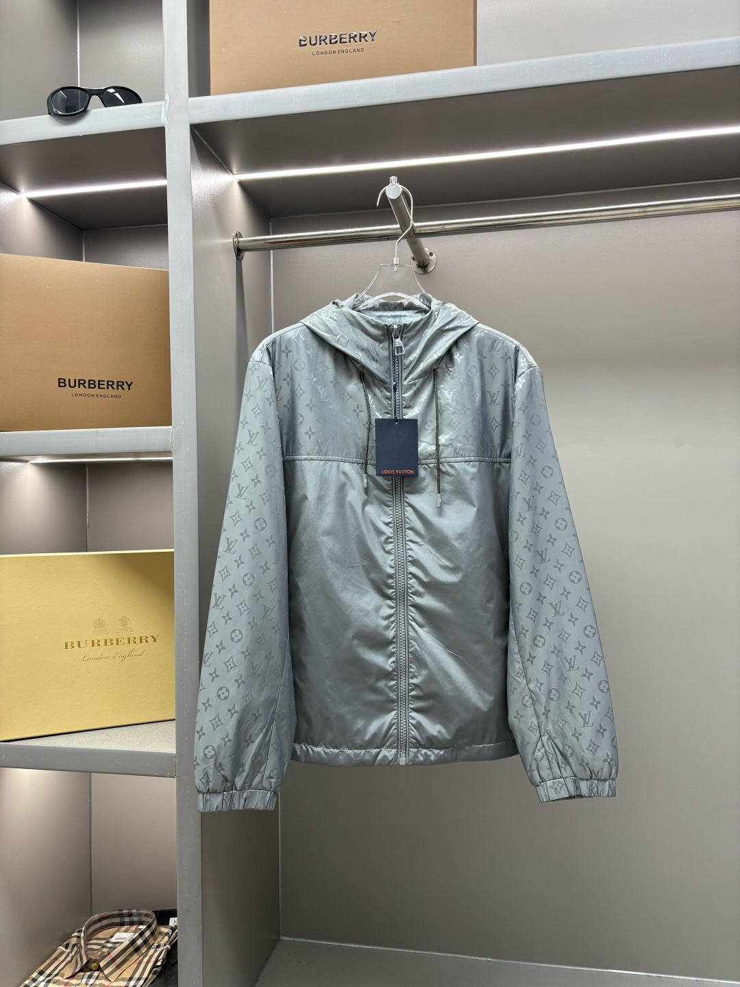 Chaqueta Ligera Louis Vuitton con Estampado Integral y Capucha en Gris