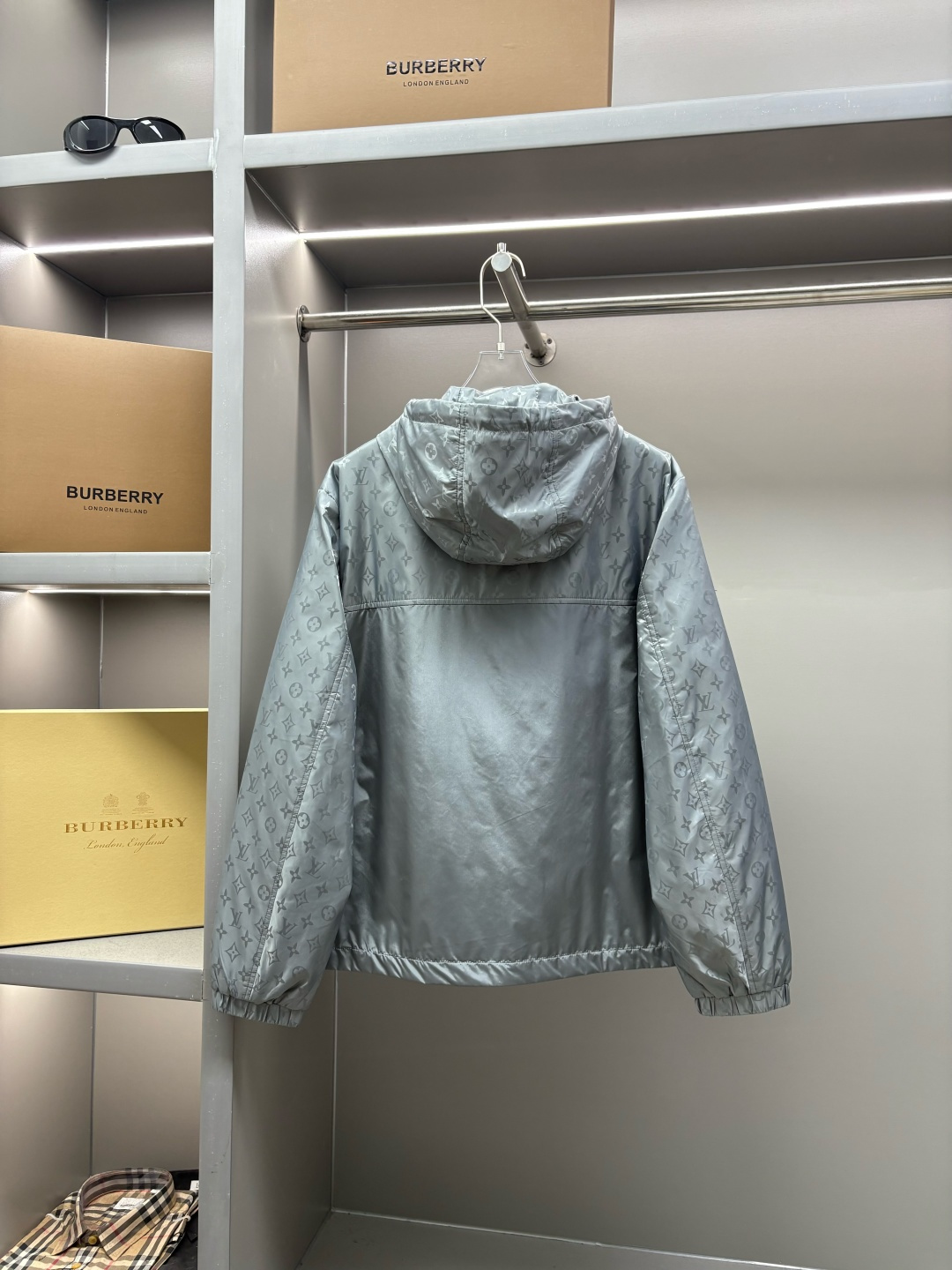 Chaqueta Ligera Louis Vuitton con Estampado Integral y Capucha en Gris 9 cmp i1758547952462 2907 0 7