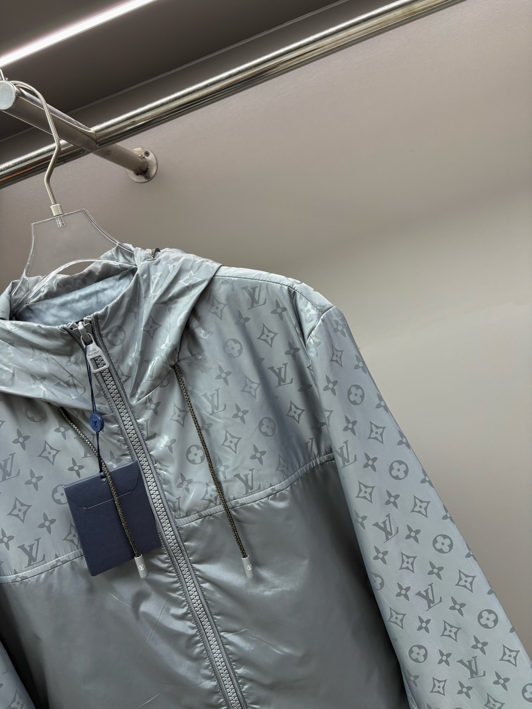 Chaqueta Ligera Louis Vuitton con Estampado Integral y Capucha en Gris 4 cmp i1758547952477 7295 0 2