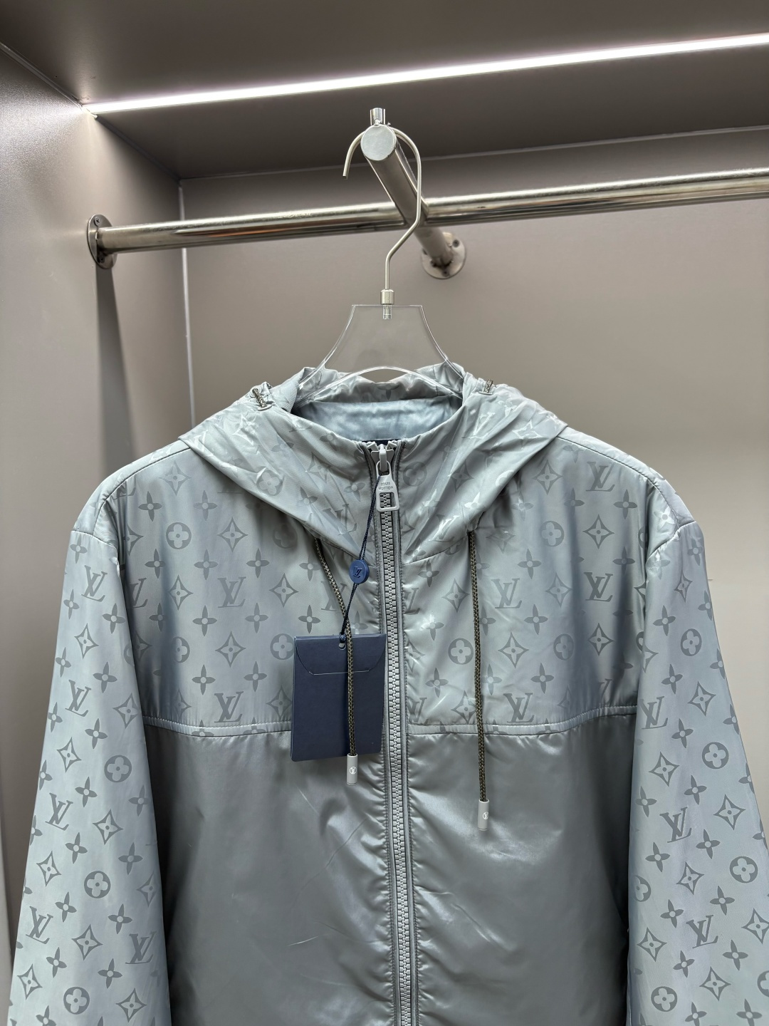 Chaqueta Ligera Louis Vuitton con Estampado Integral y Capucha en Gris 3 cmp i1758547952479 750 0 1