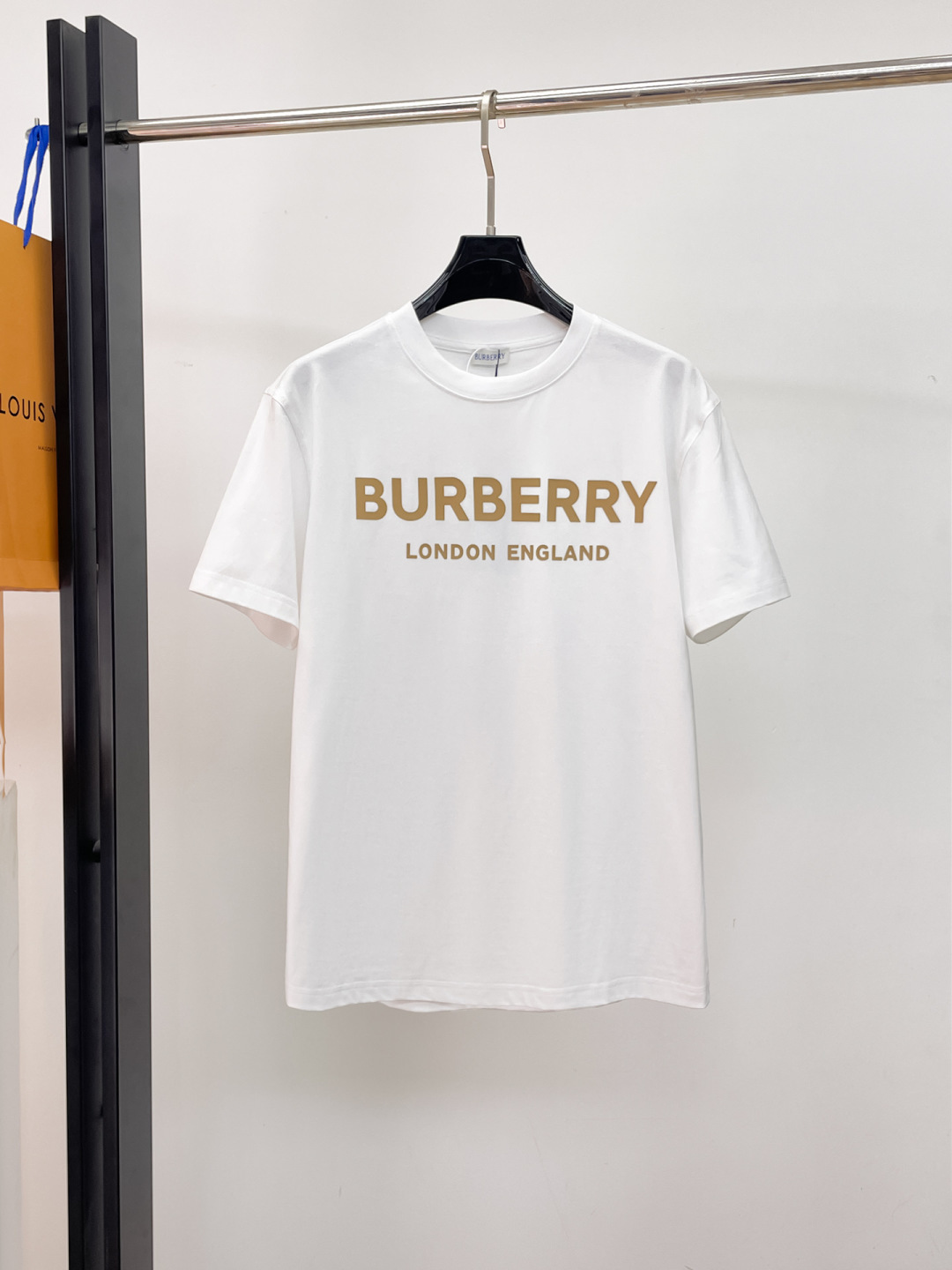 P100 BURBERRY Nueva camiseta de manga corta, completa con tres etiquetas, tela original, accesorios originales hechos a…