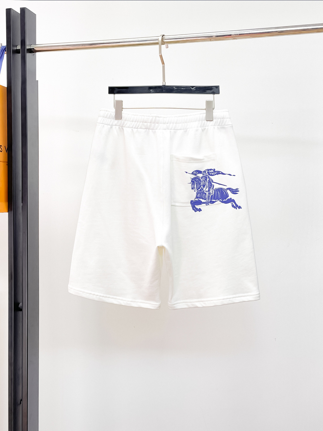 NO:847094,Burberry's new shorts, complete with three labels, original fabric, original custom-made accessories, official same style, made of 360g pure cotton sweatshirt fabric, custom-dyed in the same vat, very comfortable and smooth to the touch, very wide and stylish, produced by a first-line brand factory, woven with imported yarn, will not deform after long-term wear, the latest spring and summer style, fashionable and personalized, super versatile and good-looking, very suitable for both men and women, a must-have item for everyone  Size S-XXL,,burberry,hoodie,sweatshirts,shorts,19860909巴宝莉 新款短裤 三标齐全 原版面料 原版订制辅料 官方同款 采用360克纯棉卫衣面料,定制 同缸染面料 手感非常舒服爽滑 版型挺阔有型 一线品牌代工厂出品 采用进口纱线织造 久穿不变形 春夏最新款式 时尚又个性 超级百搭好看的一款 男女都非常合适 人手必备款 尺码S-XXL,,burberry,hoodie,sweatshirts,shorts,,Men's clothing