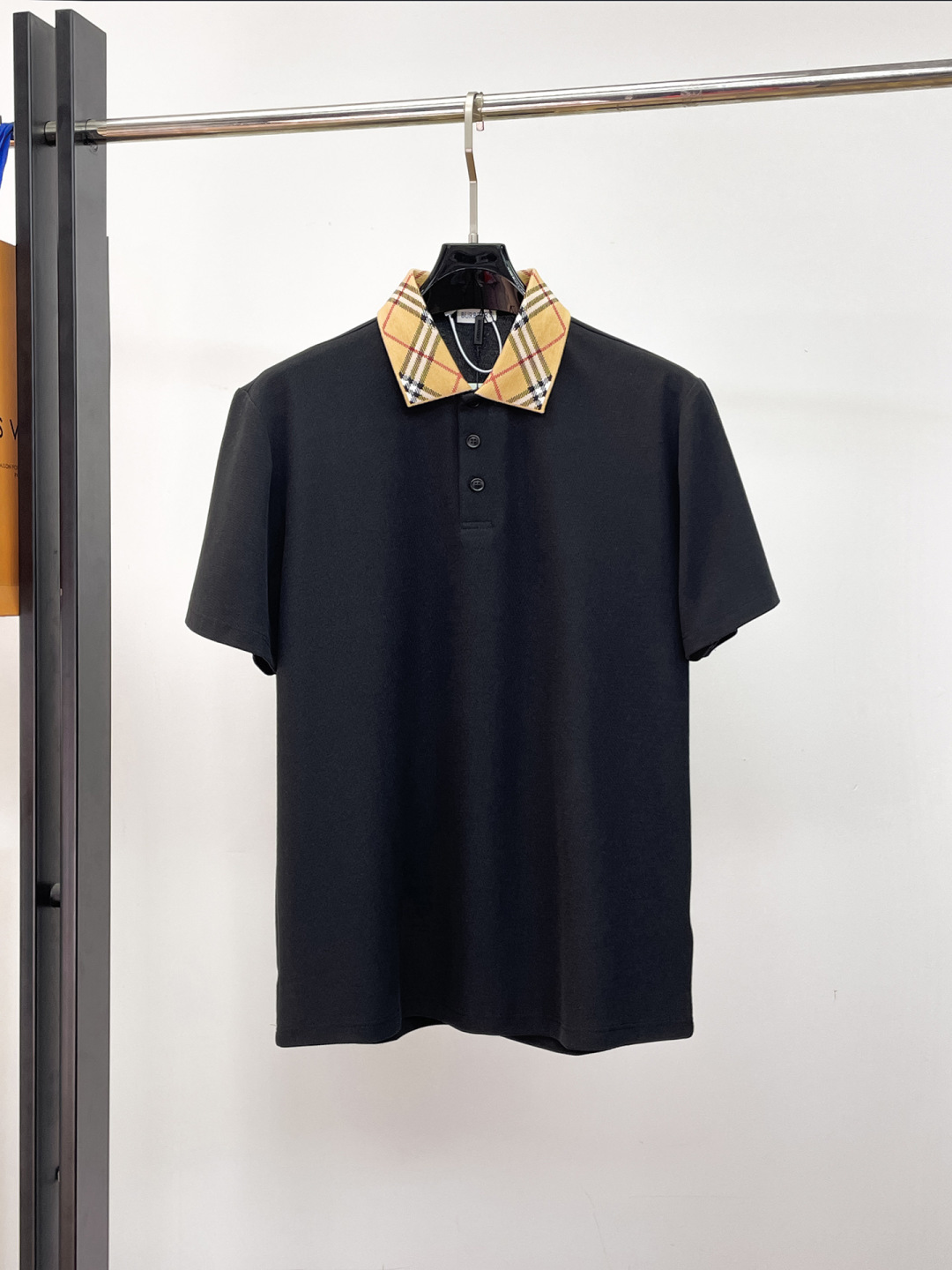 NO:847096,BURBERRY Burberry's new Polo shirt, complete with three labels, original fabric, original customized accessories, official same style, made of 210 grams of pure cotton pique fabric, customized same vat dyed fabric, very comfortable and smooth to the touch, very wide and stylish, produced by a first-line brand OEM factory, the collar rib is woven with imported yarn, it will not deform after long-term wear, the latest style for spring and summer, fashionable and personalized, super versatile and good-looking, very suitable for both men and women, a must-have item for everyone  Size S-XXL,,burberry,burberry,19860909BURBERRY 巴宝莉 新款Polo衫 三标齐全 原版面料 原版订制辅料 官方同款 采用210克纯棉珠地面料,定制 同缸染面料 手感非常舒服爽滑 版型挺阔有型 一线品牌代工厂出品 衣领袖口罗纹采用进口纱线织造 久穿不变形 春夏最新款式 时尚又个性 超级百搭好看的一款 男女都非常合适 人手必备款 尺码S-XXL,,burberry,burberry,,Men's clothing