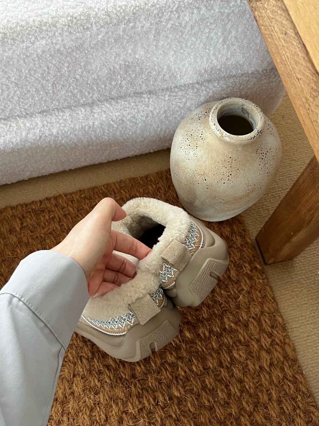 🔥，2025UGG小土豆民族风卷毛款羊毛鞋，3色，35-40码！鞋口那一圈精致的民族风花纹织带，色彩碰撞