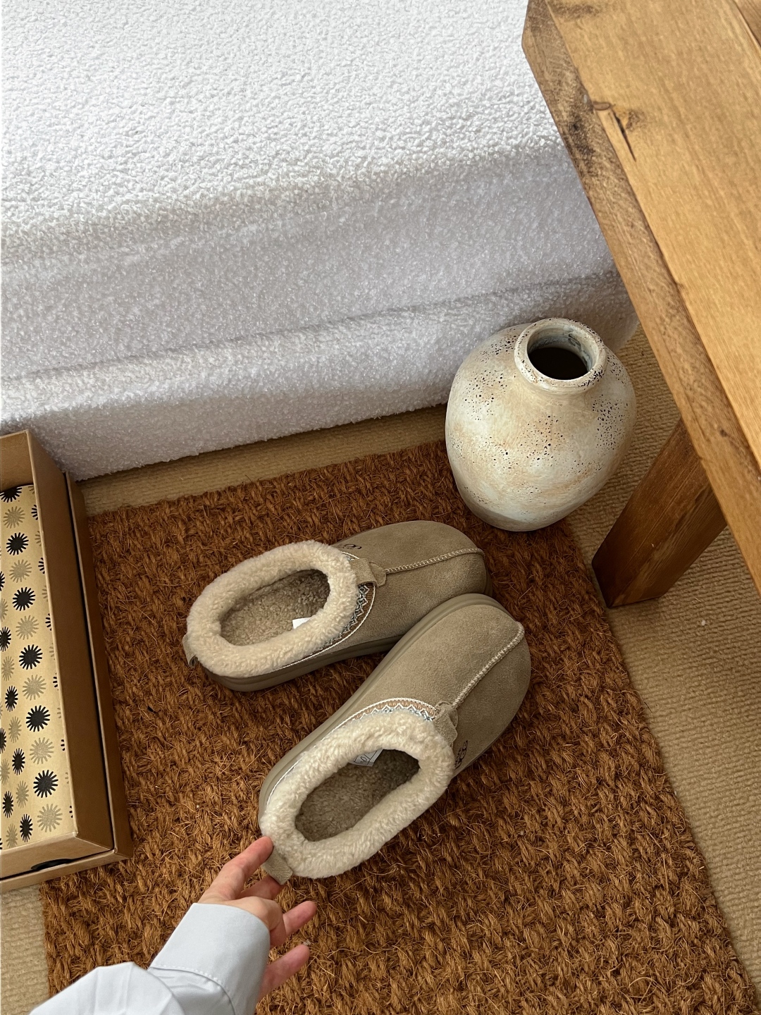 🔥，2025UGG小土豆民族风卷毛款羊毛鞋，3色，35-40码！鞋口那一圈精致的民族风花纹织带，色彩碰撞