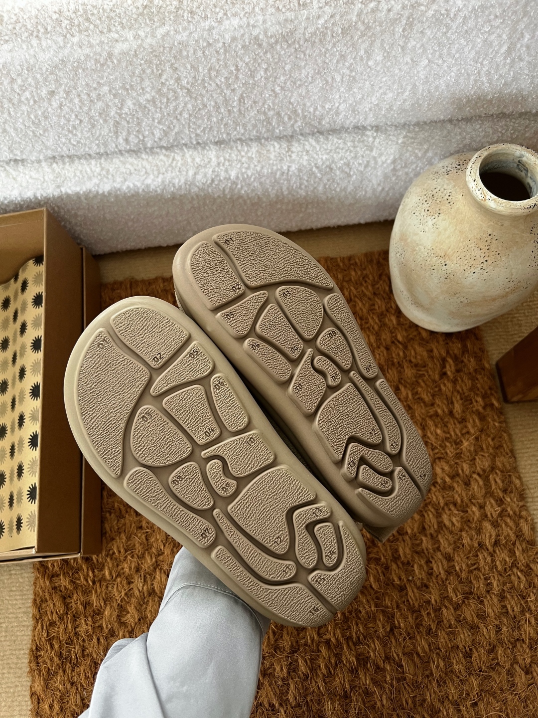 🔥，2025UGG小土豆民族风卷毛款羊毛鞋，3色，35-40码！鞋口那一圈精致的民族风花纹织带，色彩碰撞